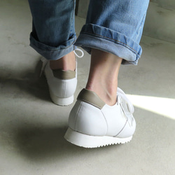 【顏色乾淨簡潔！ ] 纖薄但佩戴舒適！真皮成人男女通用運動鞋/白色 x 銀色 x Tsukushi 第8張的照片