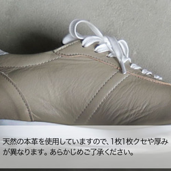 【顏色乾淨簡潔！ ] 纖薄但佩戴舒適！真皮成人男女通用運動鞋/白色 x 銀色 x Tsukushi 第11張的照片