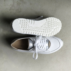 【顏色乾淨簡潔！ ] 纖薄但佩戴舒適！真皮成人男女通用運動鞋/白色 x 銀色 x Tsukushi 第10張的照片