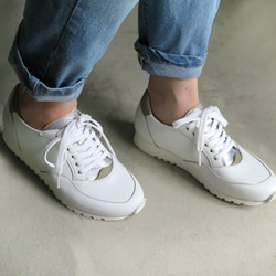 【顏色乾淨簡潔！ ] 纖薄但佩戴舒適！真皮成人男女通用運動鞋/白色 x 銀色 x Tsukushi 第4張的照片