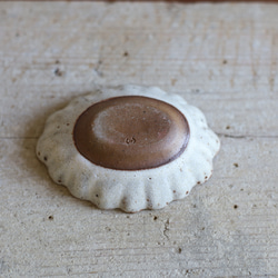 鉄粉のある　楕円の豆皿　ディジー　菊 淡いグリーン　陶器 5枚目の画像