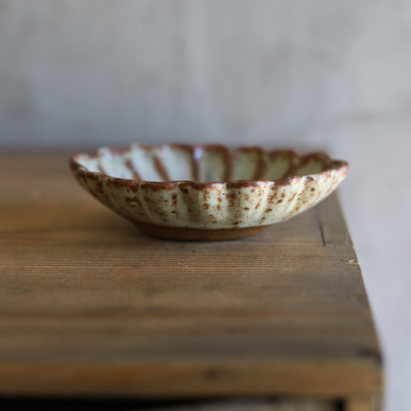 鉄粉のある　楕円の豆皿　ディジー　菊 淡いグリーン　陶器 3枚目の画像