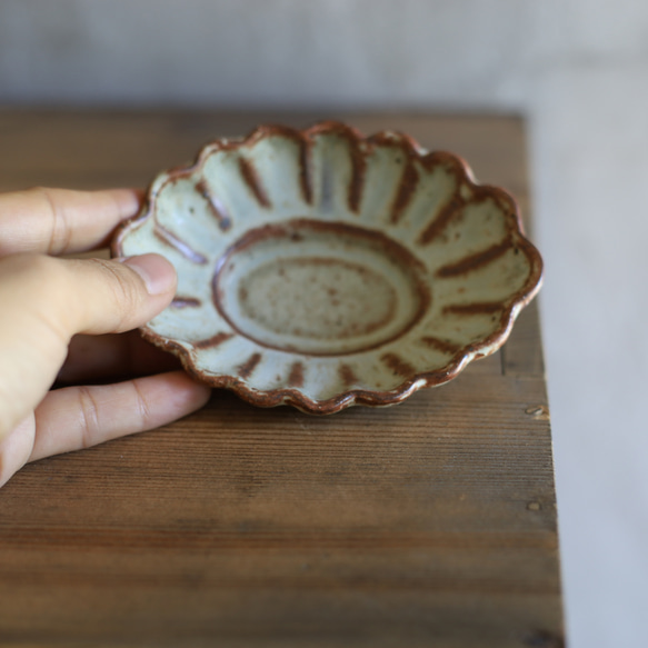 鉄粉のある　楕円の豆皿　ディジー　菊 淡いグリーン　陶器 4枚目の画像