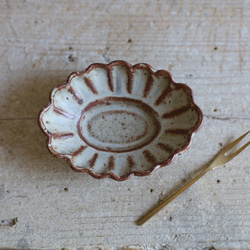 鉄粉のある　楕円の豆皿　ディジー　菊 淡いグリーン　陶器 1枚目の画像