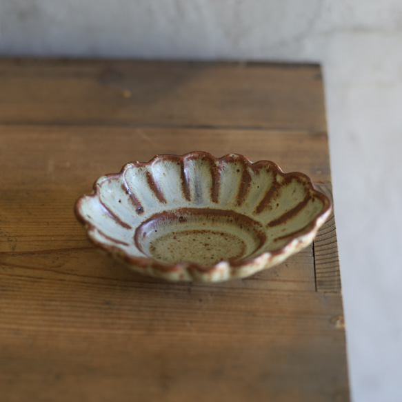鉄粉のある　楕円の豆皿　ディジー　菊 淡いグリーン　陶器 2枚目の画像