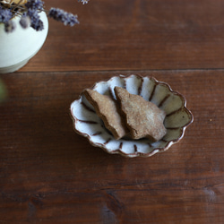 鉄粉のある　楕円の豆皿　ディジー　菊 淡いグリーン　陶器 6枚目の画像