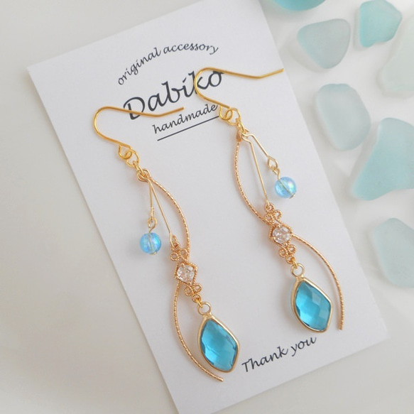 No.1479-A　ゴールドラメとパール☆レジン☆ピアス・イヤリング(ネイビー) ブルー螺鈿と黒漆とゴールドメタルの流れる短冊のピアス イヤリング