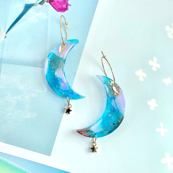 -iridescent moon shaped hoop resin earrings- 月型レジンフープピアス 2枚目の画像