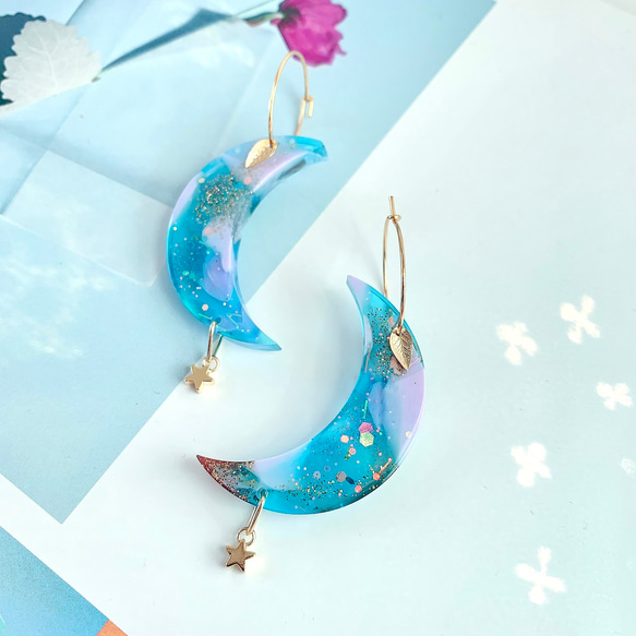 -iridescent moon shaped hoop resin earrings- 月型レジンフープピアス 6枚目の画像