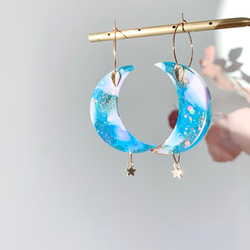 -iridescent moon shaped hoop resin earrings- 月型レジンフープピアス 5枚目の画像