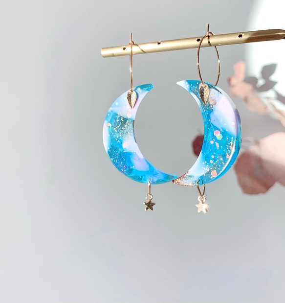 -iridescent moon shaped hoop resin earrings- 月型レジンフープピアス 5枚目の画像