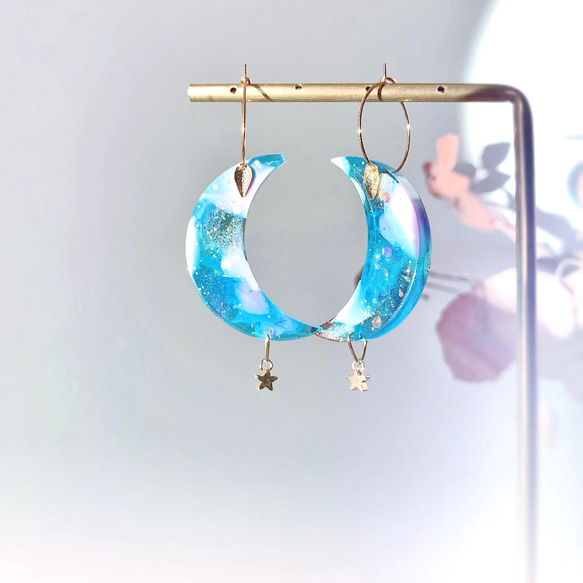 -iridescent moon shaped hoop resin earrings- 月型レジンフープピアス 3枚目の画像