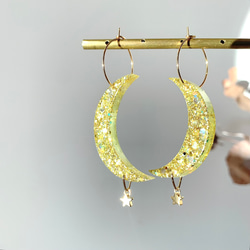 -iridescent moon shaped hoop resin earrings- 月型レジンフープピアス 3枚目の画像