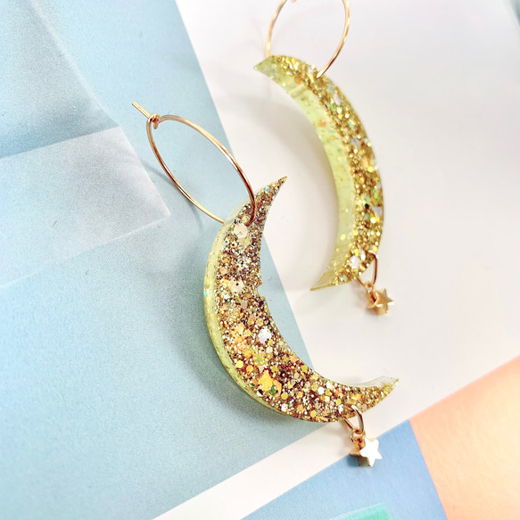 -iridescent moon shaped hoop resin earrings- 月型レジンフープピアス 4枚目の画像