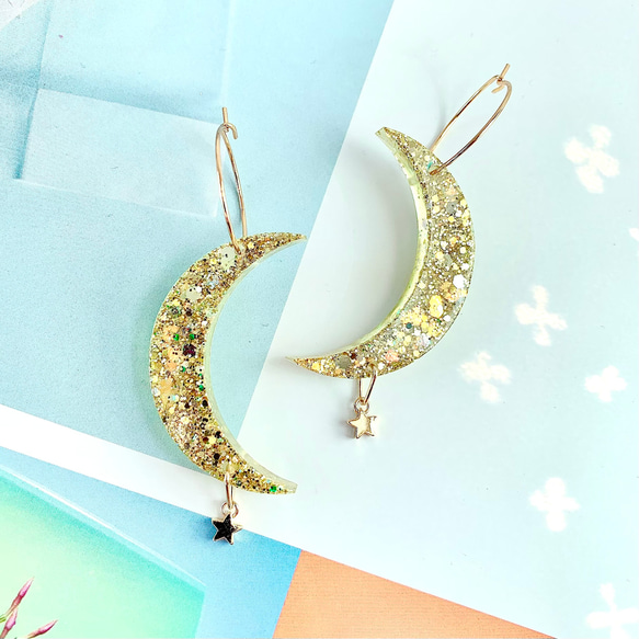 -iridescent moon shaped hoop resin earrings- 月型レジンフープピアス 2枚目の画像