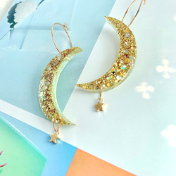 -iridescent moon shaped hoop resin earrings- 月型レジンフープピアス 5枚目の画像