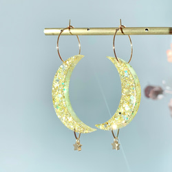 -iridescent moon shaped hoop resin earrings- 月型レジンフープピアス 1枚目の画像