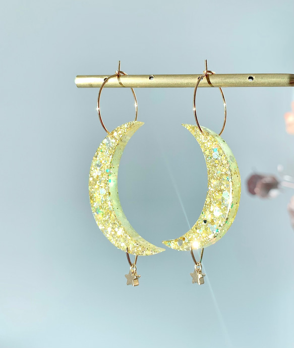 -iridescent moon shaped hoop resin earrings- 月型レジンフープピアス 1枚目の画像
