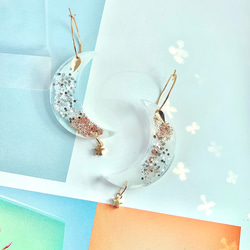 -iridescent moon shaped hoop resin earrings- 月型レジンフープピアス 3枚目の画像