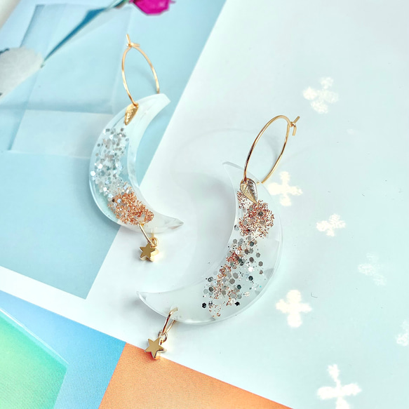 -iridescent moon shaped hoop resin earrings- 月型レジンフープピアス 2枚目の画像