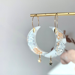 -iridescent moon shaped hoop resin earrings- 月型レジンフープピアス 4枚目の画像