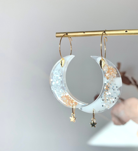 -iridescent moon shaped hoop resin earrings- 月型レジンフープピアス 4枚目の画像