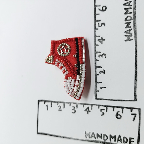 スニーカー赤＊ビーズ刺繍ブローチ【C-2334】 ブローチ pinco