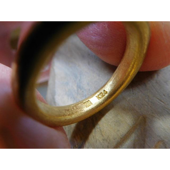鍛造 結婚指輪 純金 24金 k24 超甲丸 リング 男性4mm 女性3mm 彫金荒仕上げ 7枚目の画像