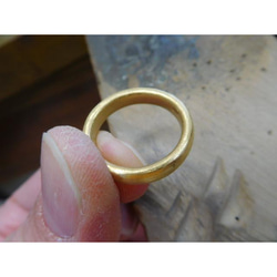 鍛造 結婚指輪 純金 24金 k24 超甲丸 リング 男性4mm 女性3mm 彫金荒仕上げ 6枚目の画像