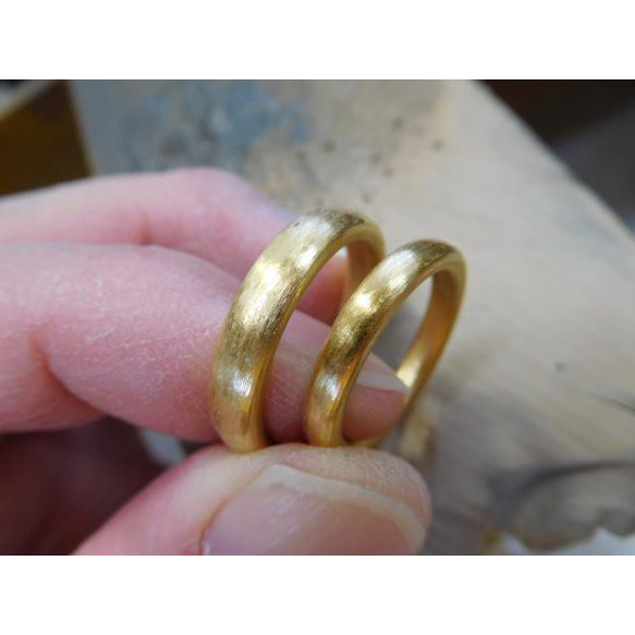 鍛造 結婚指輪 純金 24金 k24 超甲丸 リング 男性4mm 女性3mm 彫金荒