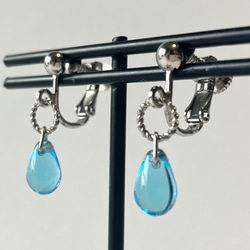 透明なブルーのイヤリング／ピアス　金具変更可　揺れる　小ぶり　シンプル　アレルギー対応　シルバー　青　チェコガラス 5枚目の画像