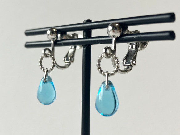透明なブルーのイヤリング／ピアス　金具変更可　揺れる　小ぶり　シンプル　アレルギー対応　シルバー　青　チェコガラス 5枚目の画像