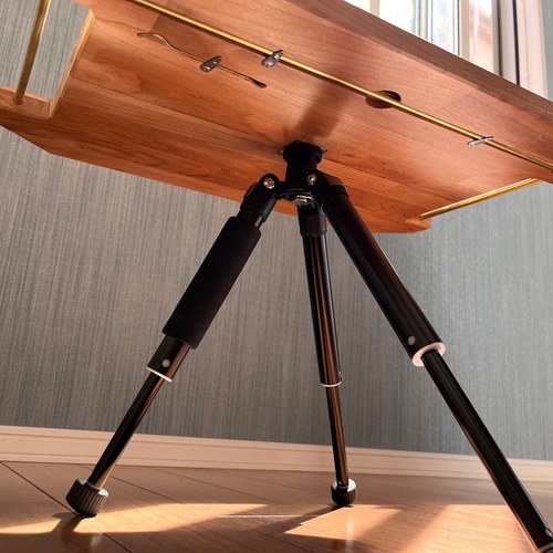 キャンプに最適！真鍮とブラックチェリーの三脚テーブル サイド