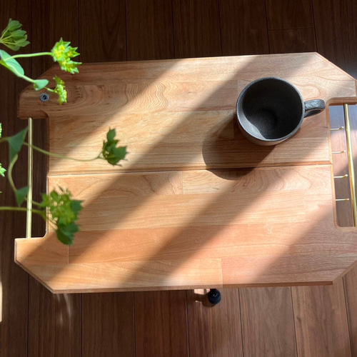 キャンプに最適！真鍮とブラックチェリーの三脚テーブル サイド