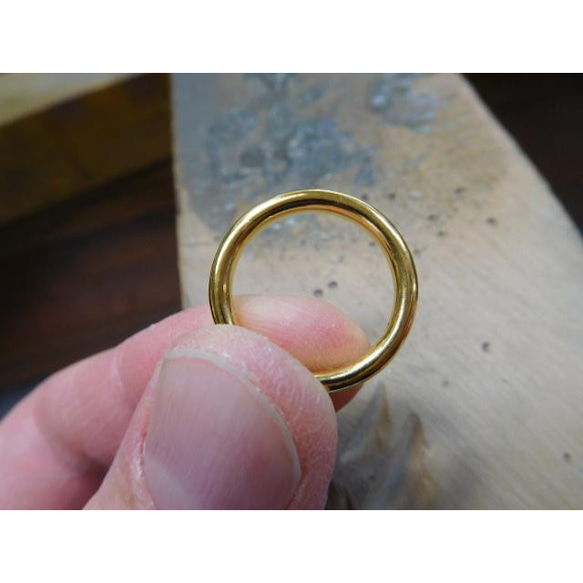 鍛造 結婚指輪 純金 24金 k24 超甲丸 リング 男性4mm 女性3mm 鏡面仕上げ 3枚目の画像