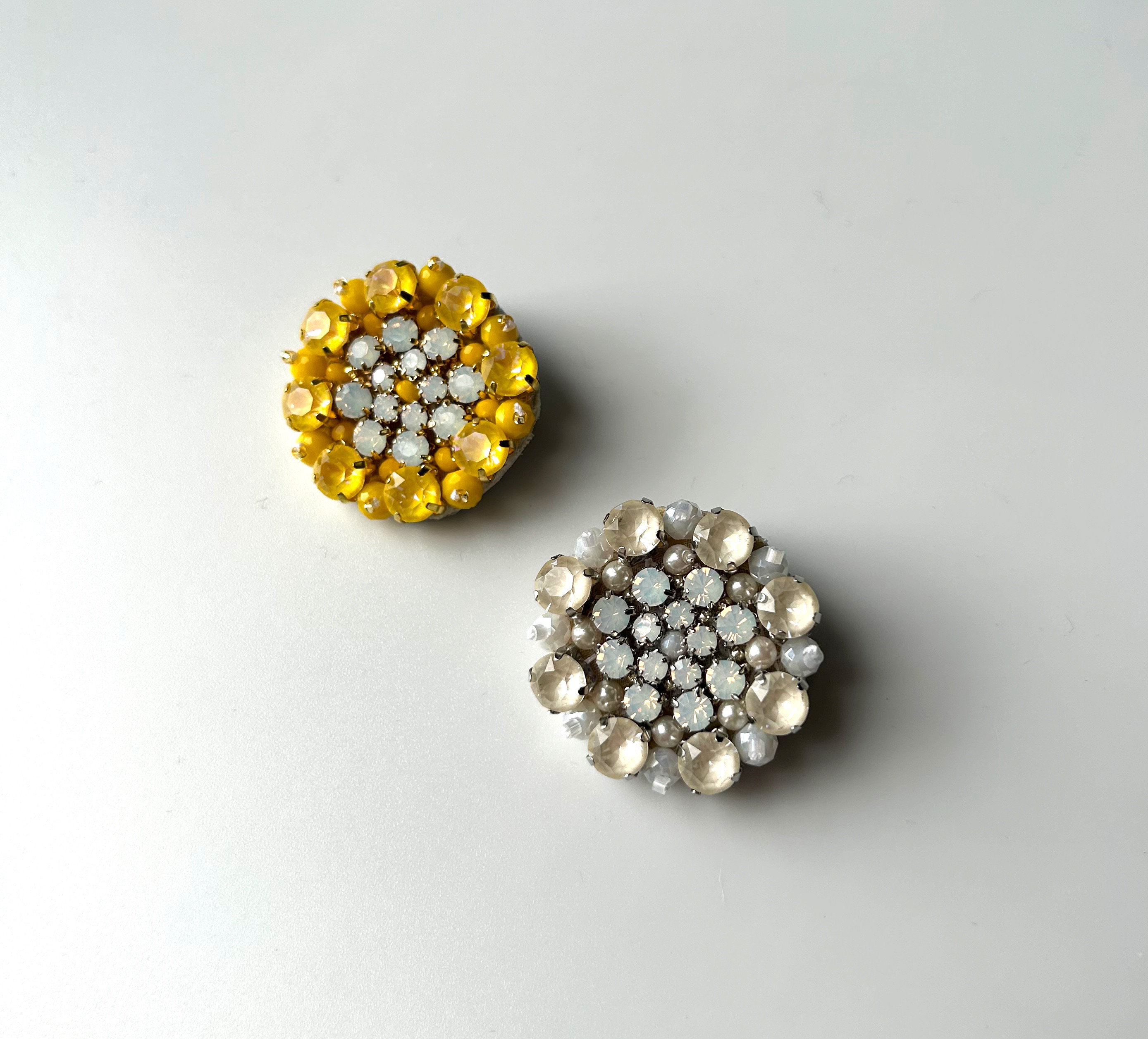 オケージョンにもオススメ　華やかリースのブローチ