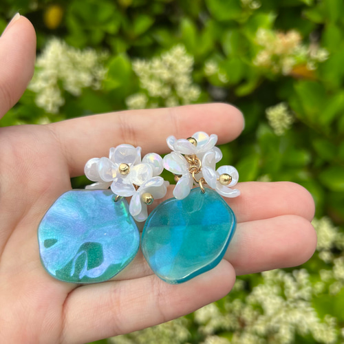 クリア フラワー と ブルー プレート の イヤリング ピアス オーロラ