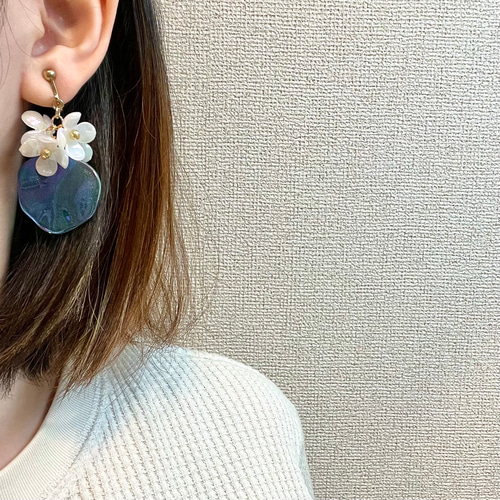 クリア フラワー と ブルー プレート の イヤリング ピアス オーロラ  