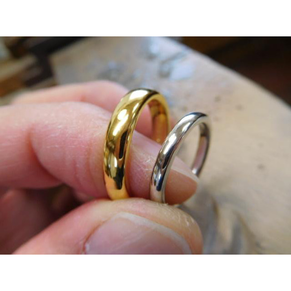 鍛造 結婚指輪 プラチナ1000 純金 純プラチナ k24 甲丸 リング 男性4mm 女性2.5mm 鏡面 3枚目の画像
