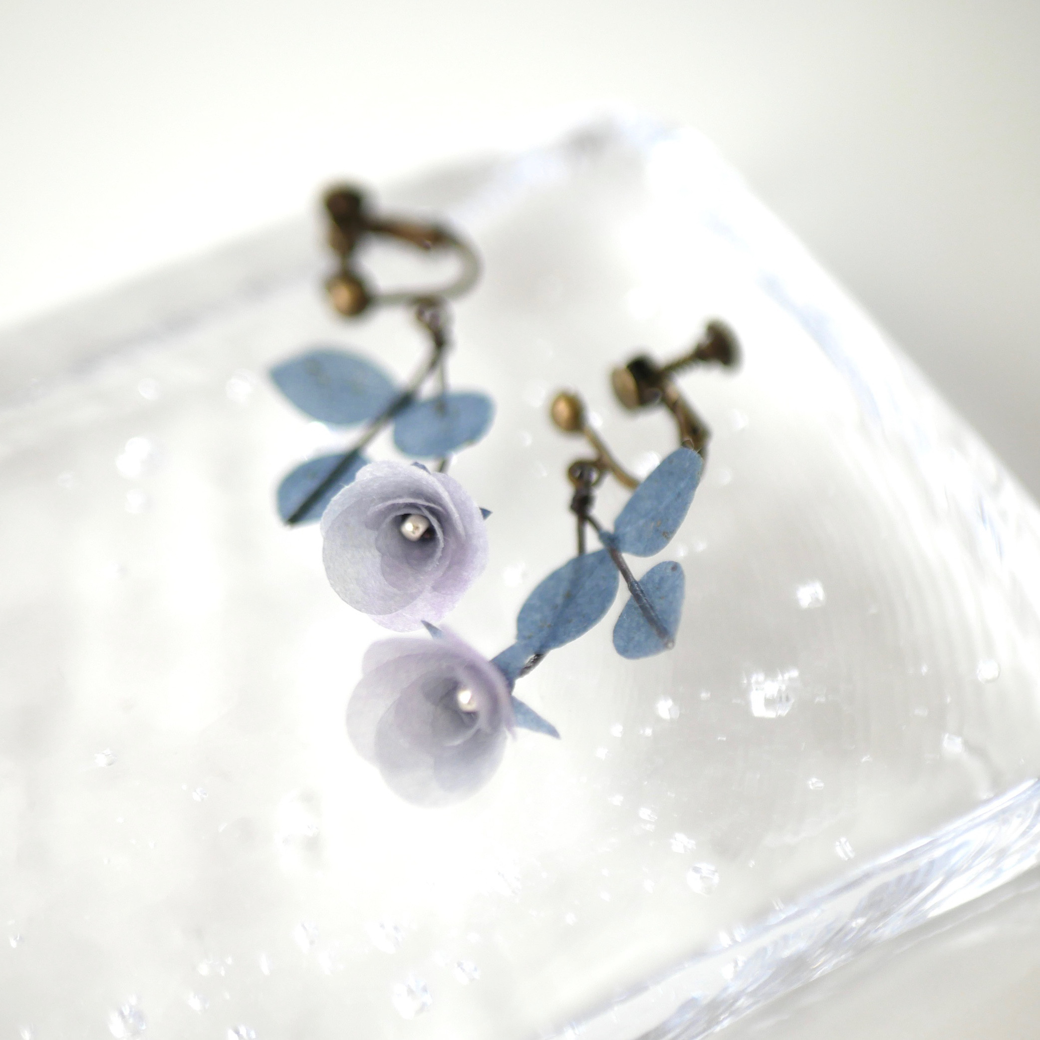 和紙の花「雨跡のばら」イヤリング／ピアス ペールブルー パープル Ω