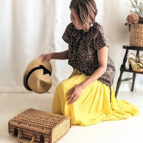 arts&science フリルブラウス　ネイビー 上品な小花柄の半袖フリルブラウス（綿ローン ネイビー