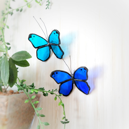 サンキャッチャー♡ハンドメイド「グリーンのステンドグラスとクリスタル蝶々♡」 蝶々のサンキャッチャー✨ #ステンドグラス教室生徒作品 可愛い