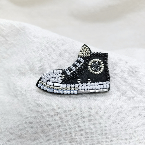 スニーカー黒＊ビーズ刺繍ブローチ【C-2335】 ブローチ pinco