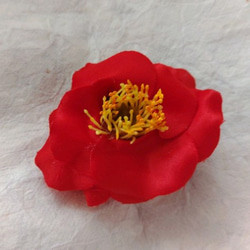 受注制作品♥️八重咲き赤椿葉っぱ無しダブルクリップ 2枚目の画像