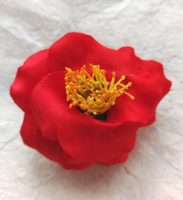受注制作品♥️八重咲き赤椿葉っぱ無しダブルクリップ 1枚目の画像