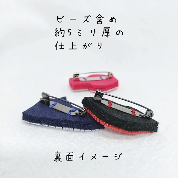 杢グレー×赤のキャップ＊ビーズ刺繍ブローチ【C-2336】 9枚目の画像