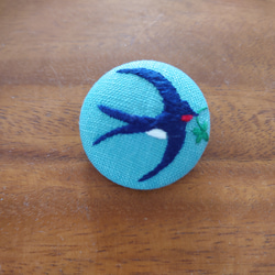 刺繍ブローチ「よつ葉を見つけたツバメさん  ブルー」くるみボタン 5枚目の画像