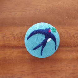 刺繍ブローチ「よつ葉を見つけたツバメさん  ブルー」くるみボタン 4枚目の画像