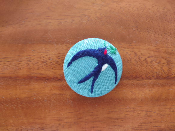 刺繍ブローチ「よつ葉を見つけたツバメさん  ブルー」くるみボタン 4枚目の画像