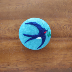 刺繍ブローチ「よつ葉を見つけたツバメさん  ブルー」くるみボタン 2枚目の画像